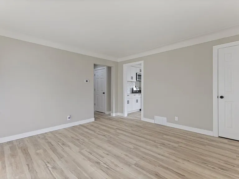 407 E Hayes Ave — Photo 10