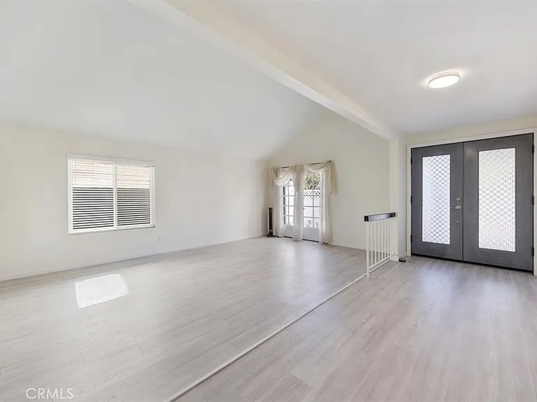 20220 Elkwood St — Photo 2