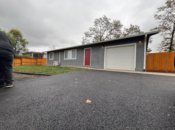 180 SE Darrell Ave