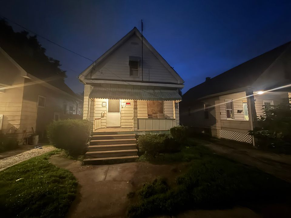 1st image of 926 S Greenlawn Ave