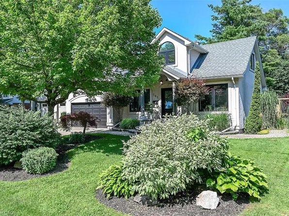 181 Central Dr, Hamilton, ON L9G 2A3
