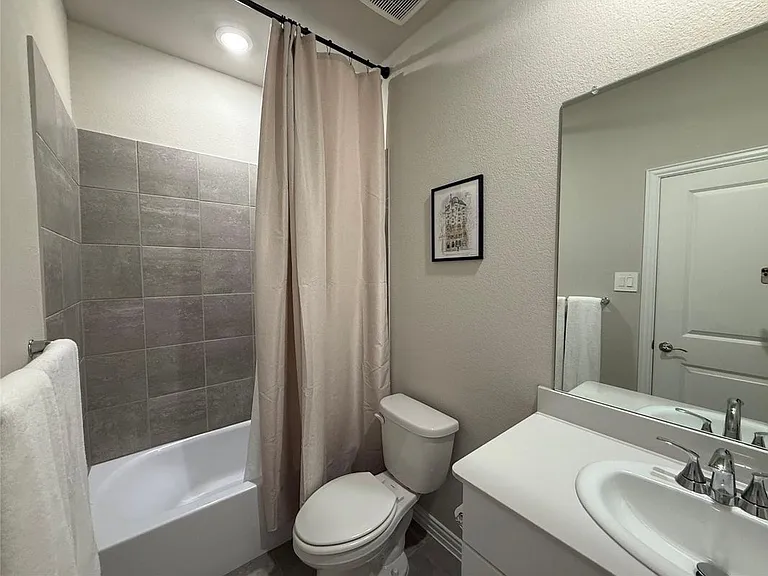 205 Greenbriar Dr — Photo 4