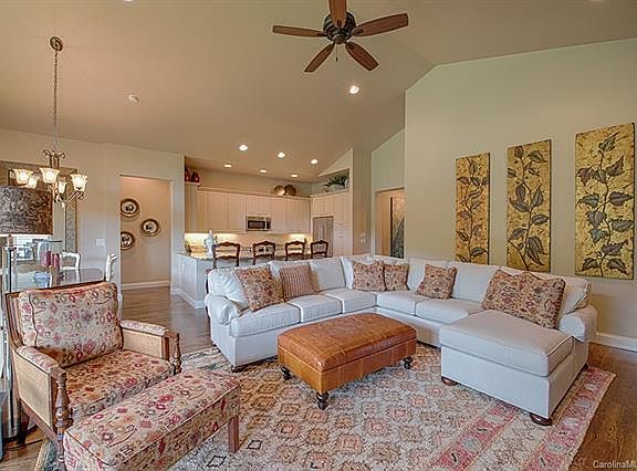 3rd image of 8 Plateau Dr #8