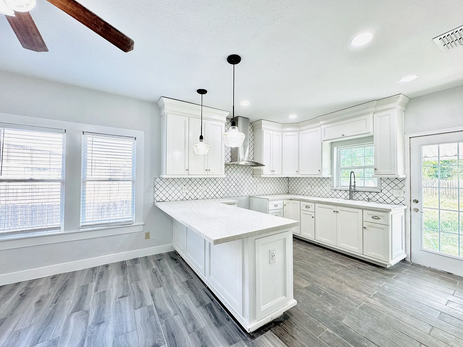 3 bed, 1.0 bath, 1157 sqft, $1,300 — Photo 1