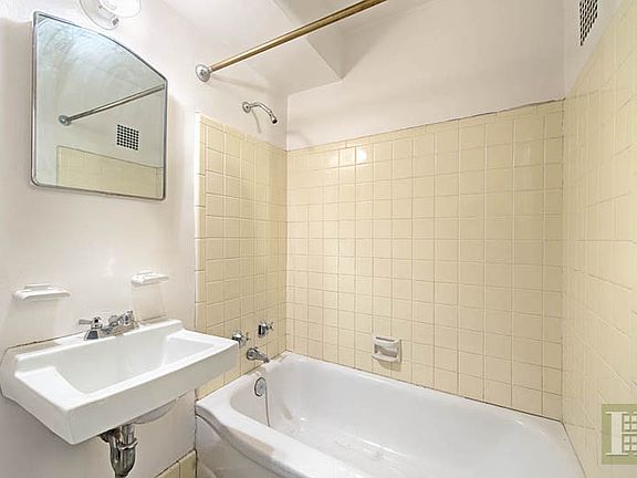 4th image of 80 La Salle St APT 16E