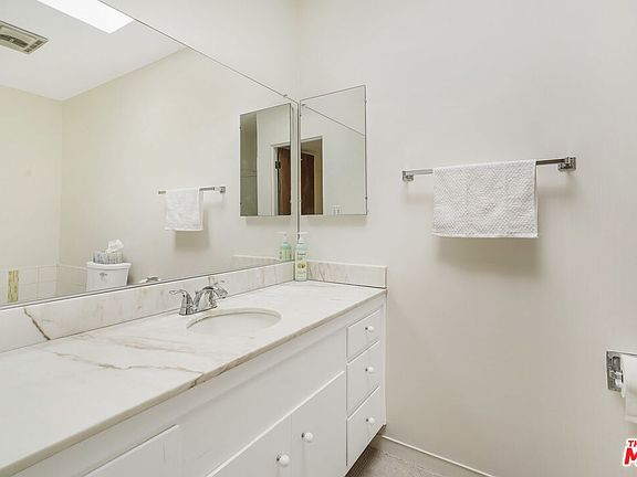 5th image of 1539 N Laurel Ave #16