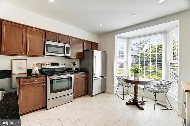 1149 Colonial Rd — Photo 8