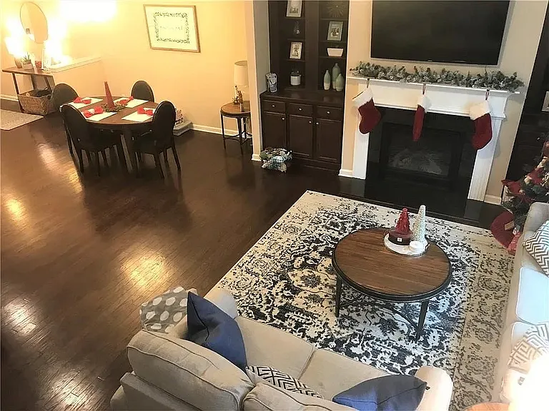 1055 Hampton Oaks Dr — Photo 6