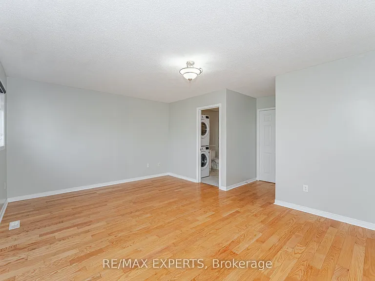 82 Twin Pines Cres — Photo 14