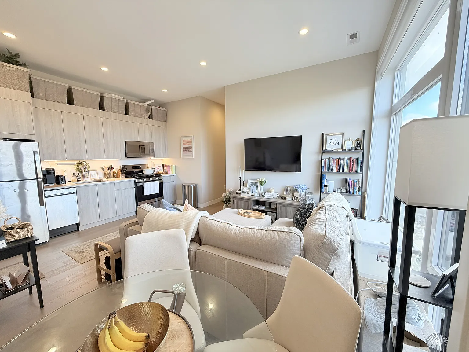 2 bed, 900 sqft, $3,350 — Photo 3