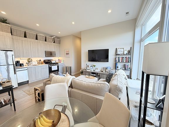 5th image of 3757 N Sheffield Ave #337-J
