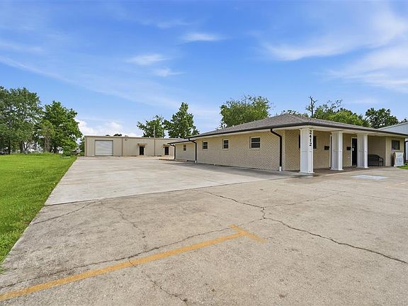 3rd image of 2412 Maplewood Dr Suite 3