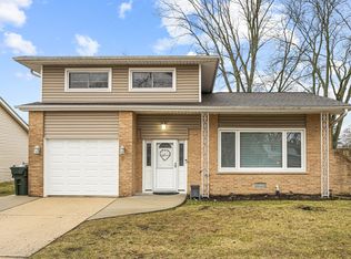 1811 Azalea Ln, Mount Prospect, IL 60056