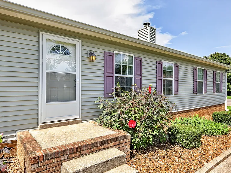 2504 Angelyn Dr — Photo 6