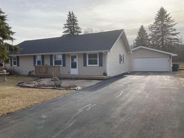 W10657 Spurr Rd, New London, WI 54961