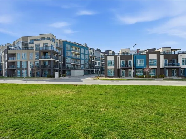 10 Concord Pl #304, Grimsby, ON L3M 0G6