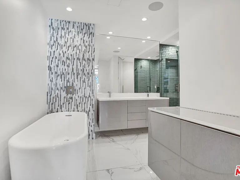 1100 Alta Loma Rd #1103 — Photo 21