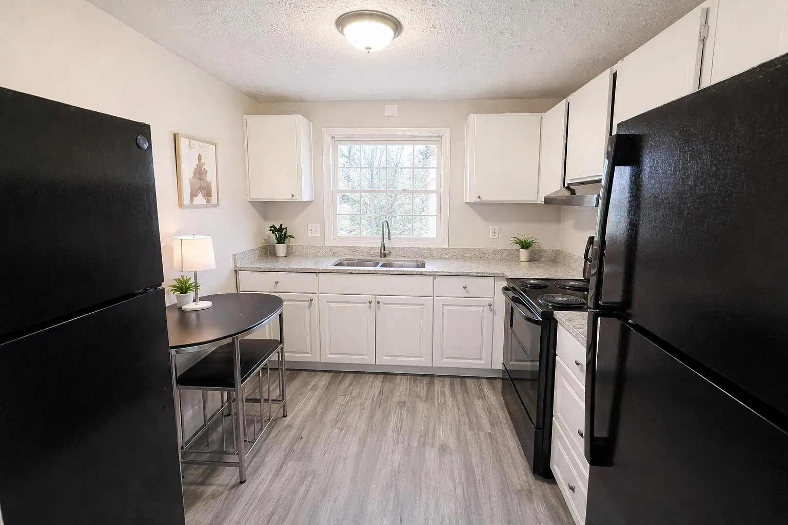 4 bed, 3.0 bath, 2200 sqft, $680 — Photo 2