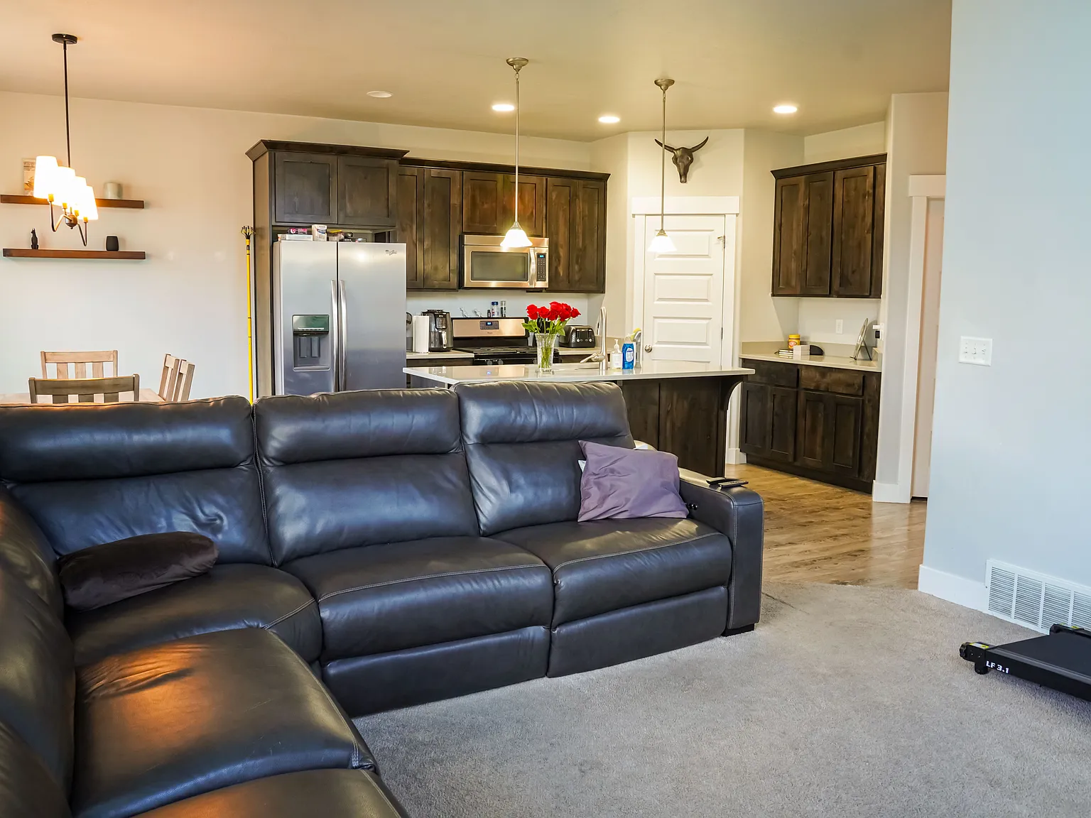 3 bed, 2.5 bath, 2415 sqft, $2,350 — Photo 4