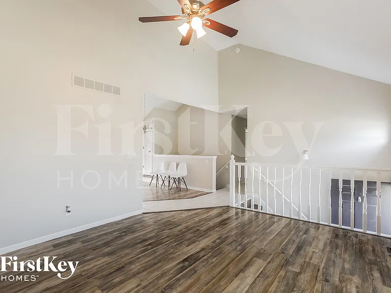 1603 Johnston Dr — Photo 4