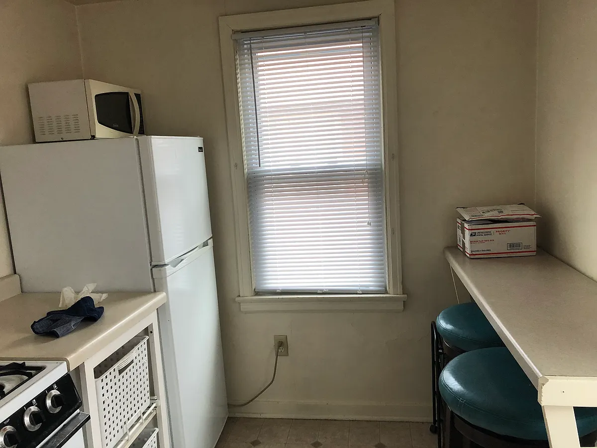 Building Photo - 2016 Kendall Ave #2B