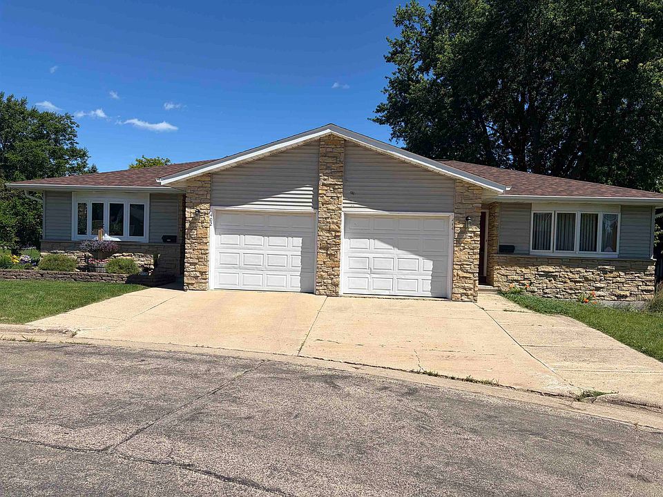 1st image of 400 Lora Ct