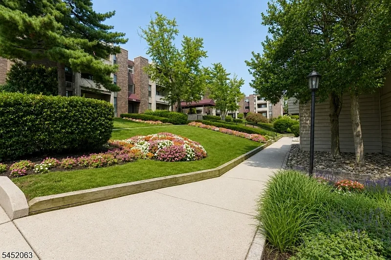 1 bed, 1.0 bath, $2,000 — Photo 2