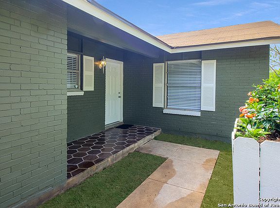 4th image of 2902 Darwin Dr