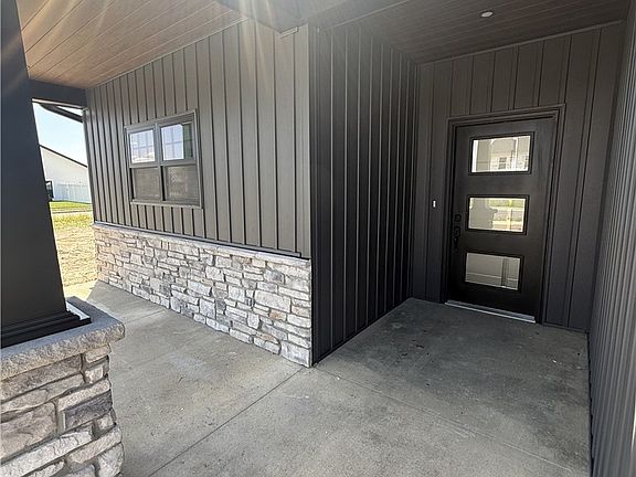 4th image of 2401 Lilly St