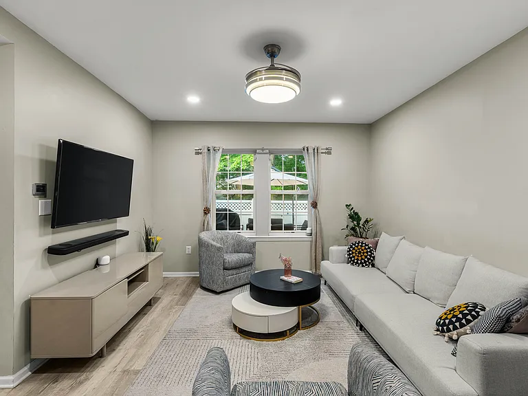 8 Henry Ct — Photo 2
