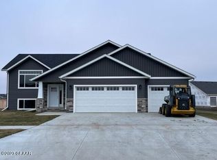 3104 45th Ave S, Grand Forks, ND 58201