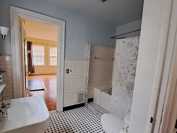 4th image of 307 Linwood Ave #4