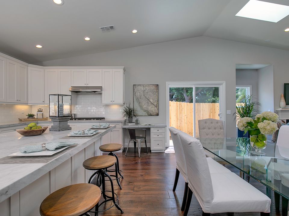 Island feat.double cabinets 