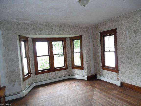 5th image of 326 Main St