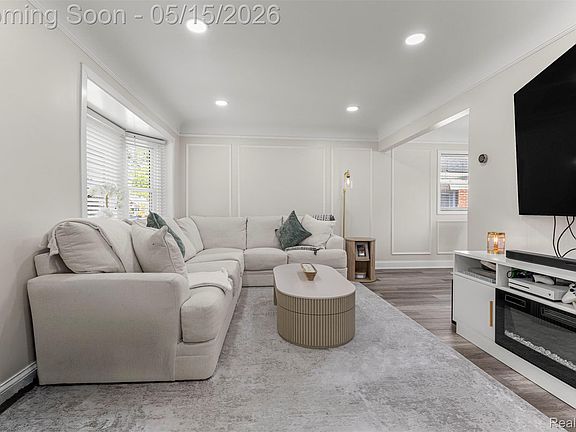 5th image of 24171 Notre Dame St