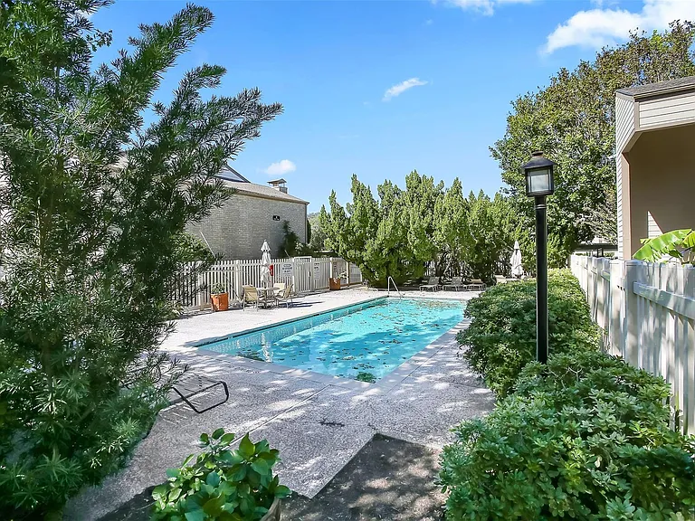 7134 N Holiday Dr — Photo 3