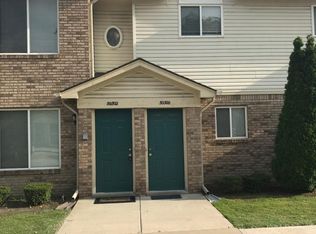 30302 Wedgewood Cir, Roseville, MI 48066