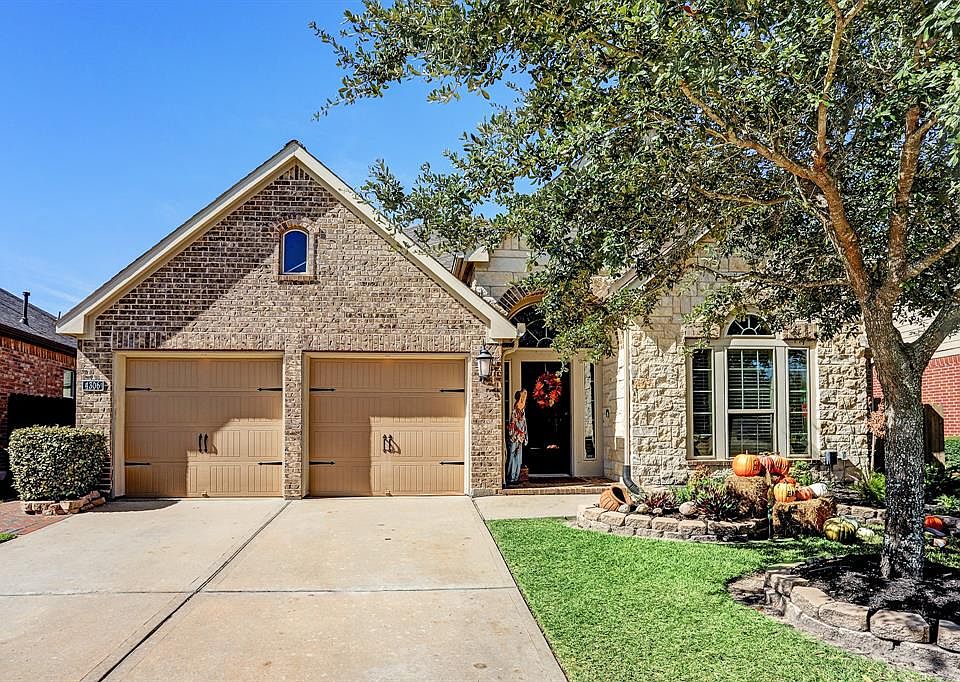 Located on quiet cul de sac street is this stunning stone and brick Perry built home. Hard to find 1 and 1/2 story home with Game, Media and 1/2 bathroom upstairs, sparkling pool on oversized lot, and low tax area.