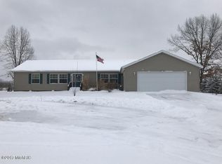 6037 Tanglewood Dr, Lowell, MI 49331