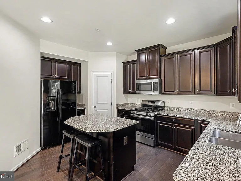 1024 Cook Dr SE — Photo 2