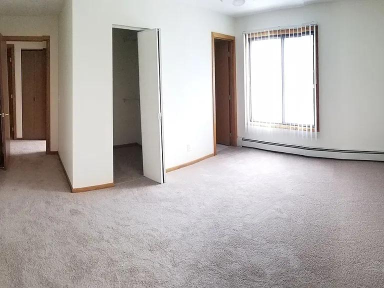 Xerxes Manor Apartments — Photo 26
