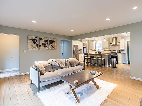 3rd image of 537 Wellesley Ave