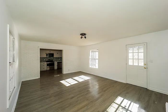 3 bed, 2.0 bath, 1326 sqft, $1,795 — Photo 2