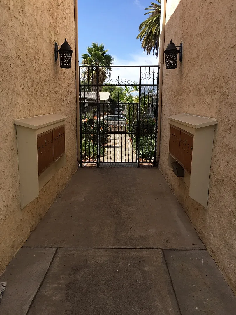 University Heights/North Park - Great upper 2BR/1BA w/parking — Photo 3