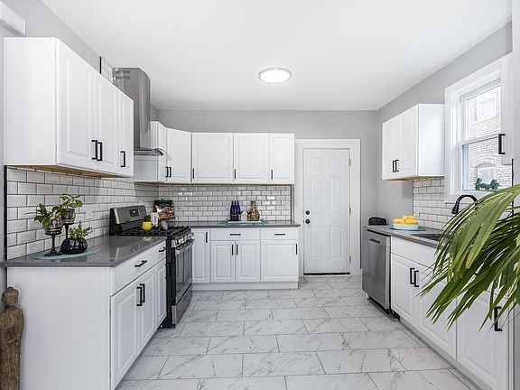 3rd image of 440 N Grove St Floor 2
