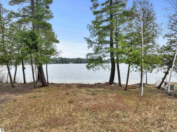 11265 Fredmar Dr, Interlochen, MI 49643