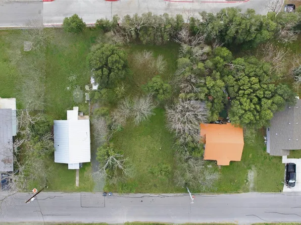 1059 Tabernacle St, Seguin, TX 78155