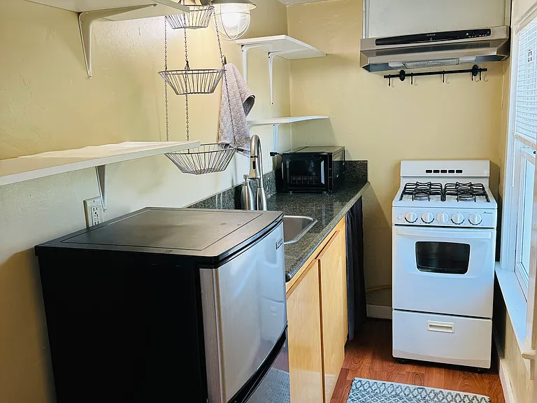 577 Cypress St #B — Photo 3