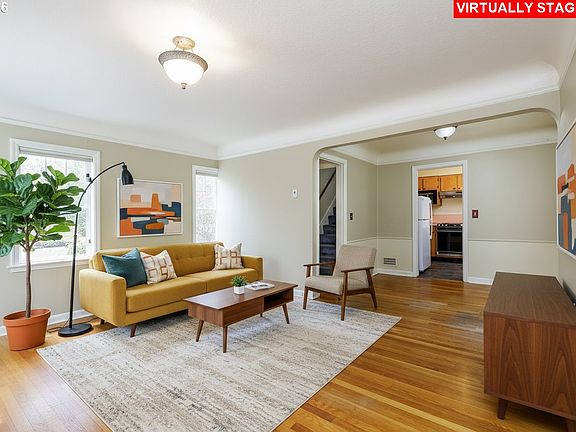4th image of 232 NE Russet St
