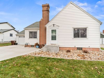 105 2nd St NE, State Center, IA, 50247